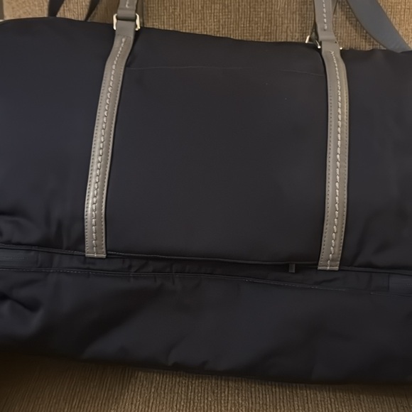 VERA BRADLEY Midtown Travel Bag in classic navy NWT - Picture 4 of 16